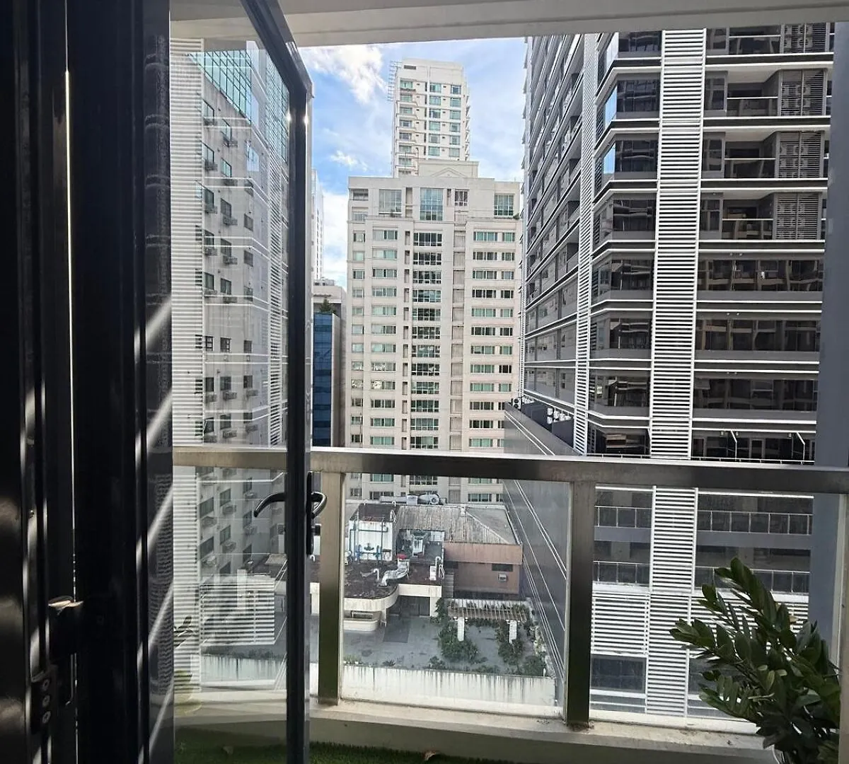 Luxurious Studio Unit In Salcedo Manila Apartment